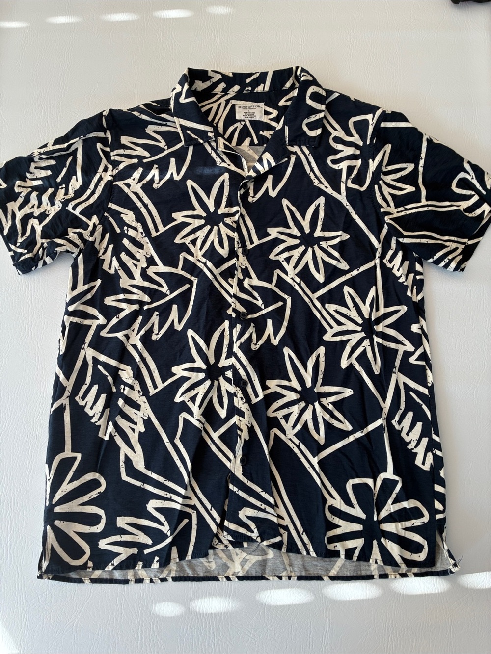 Distortion Mens Modern Black & White Floral Short-Sleeve Button-Down Shirt